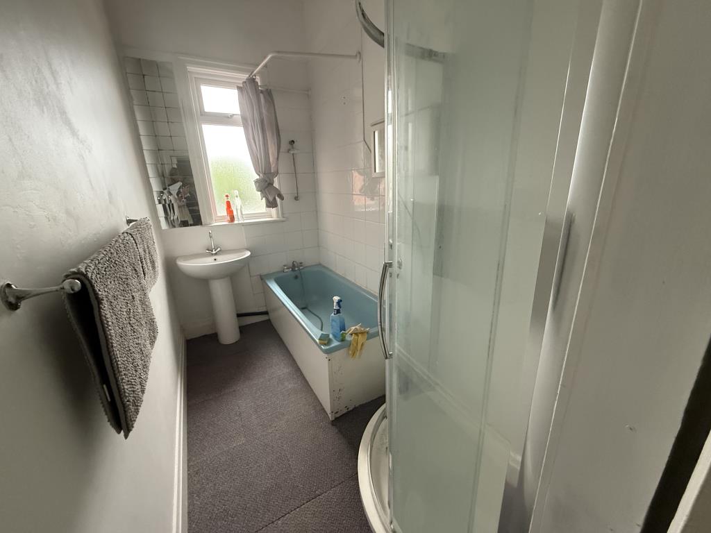 Lot: 35 - MAISONETTE FOR REFURBISHMENT WITH POTENTIAL - General view of the bathroom